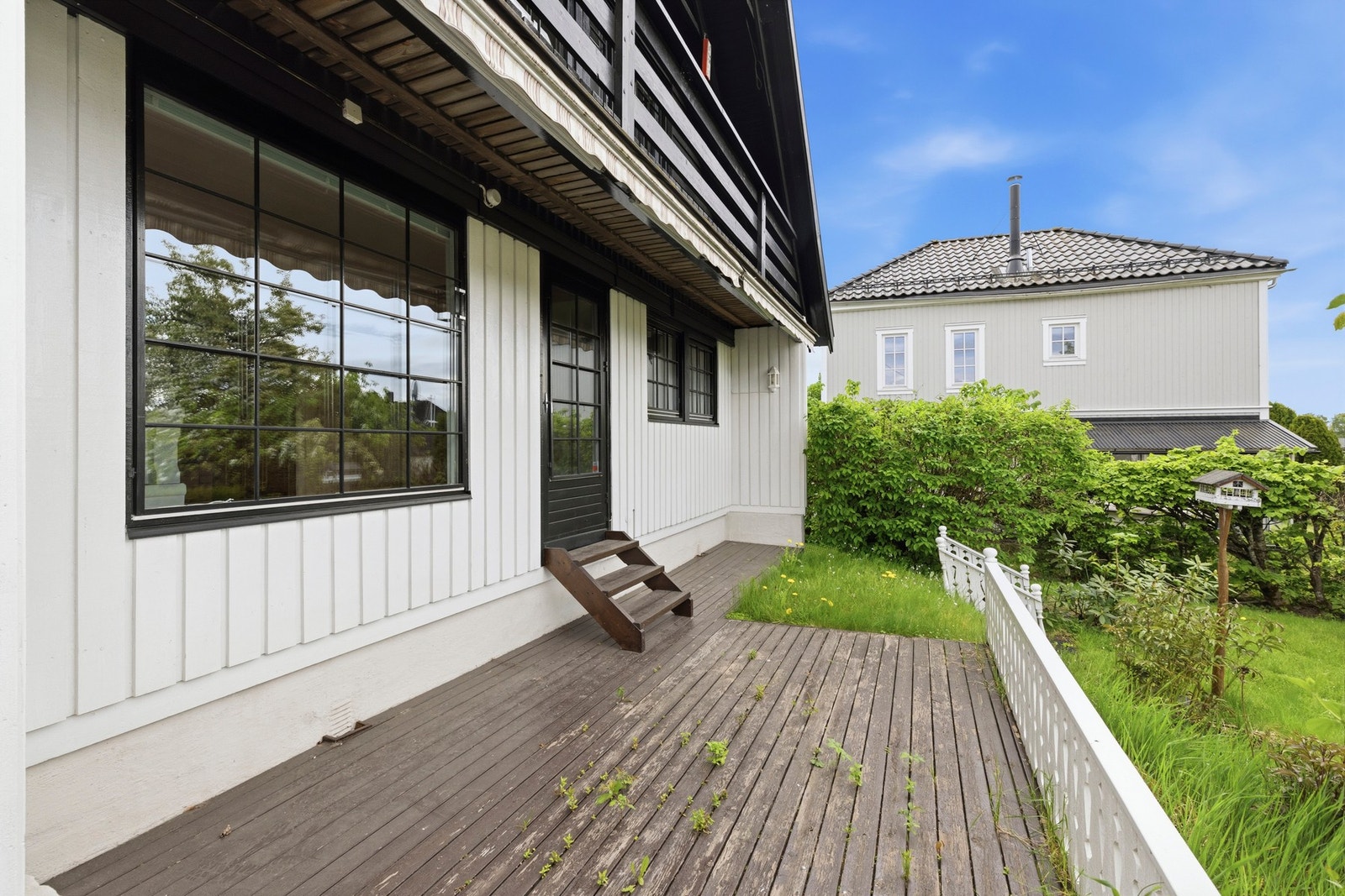 Her er det god plass til utemøbler og grill, hvor venner og familie kan samles Galleribilde