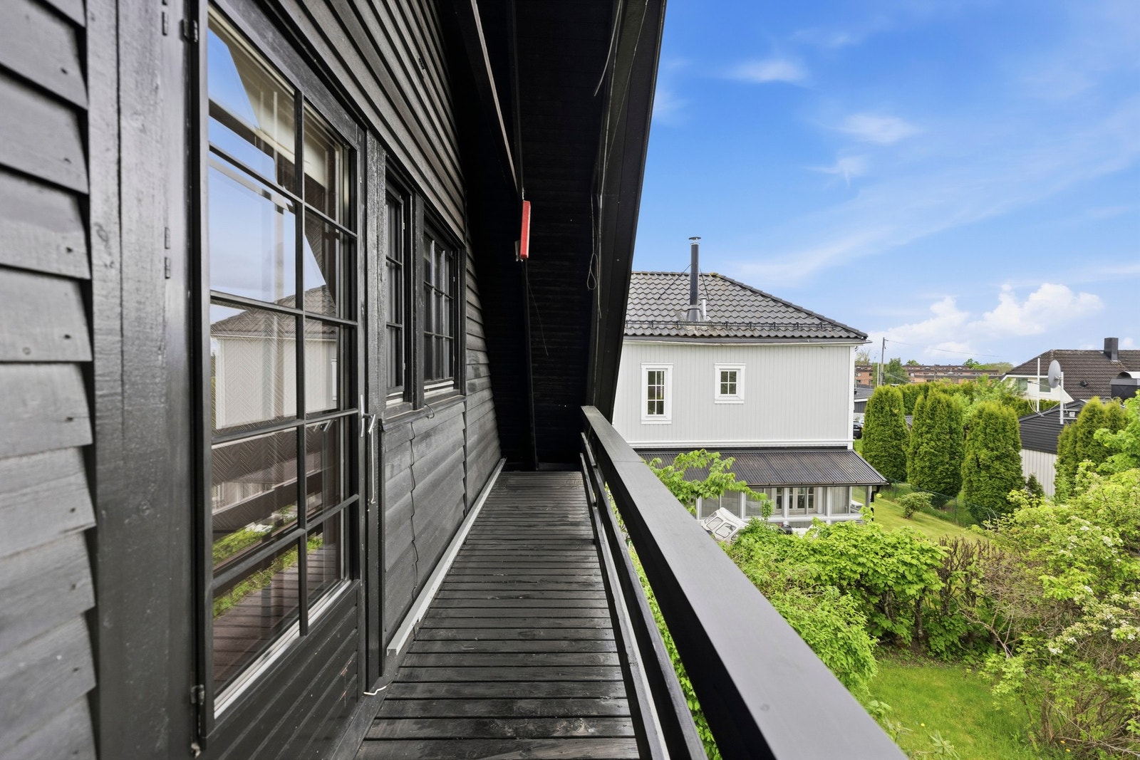 Det ene soverommet har utgang til en nordvestvendt veranda Galleribilde