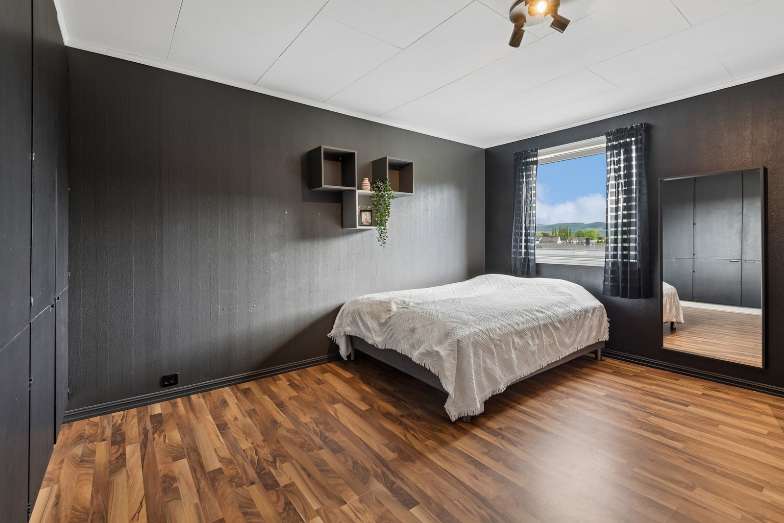 Stort hovedsoverom med god plass til dobbeltseng. Galleribilde
