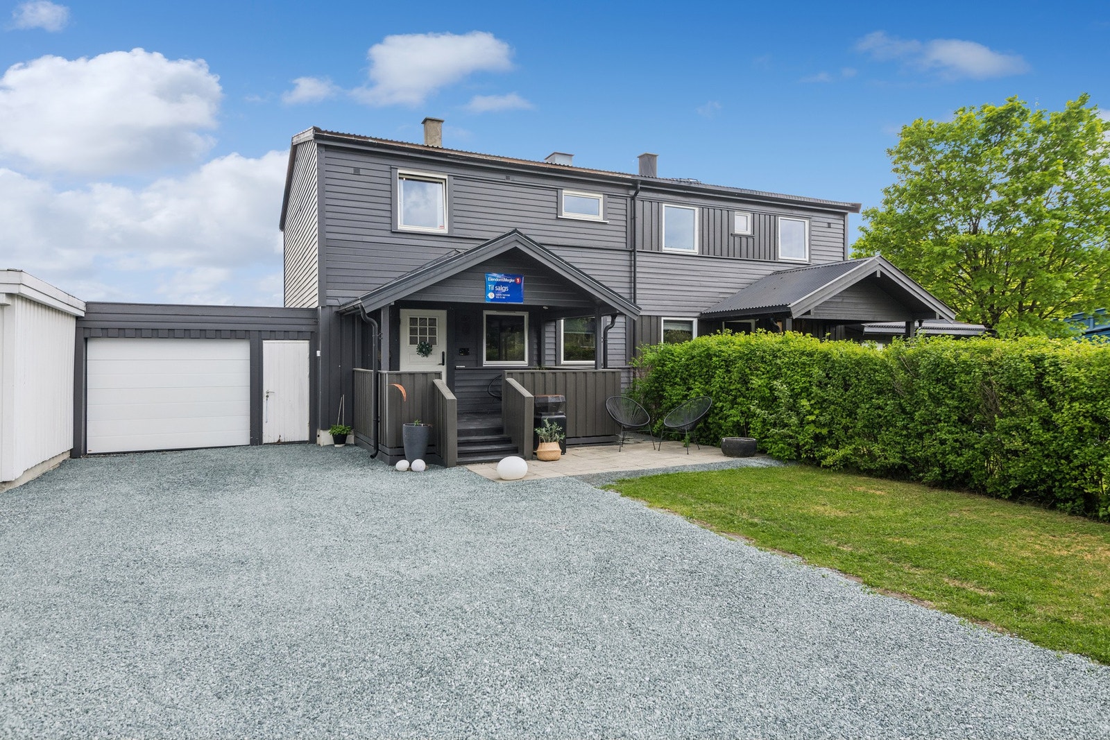 Stor gårdsplass med mulighet for parkering i garasje eller på gruslagt gårdsplass. Galleribilde
