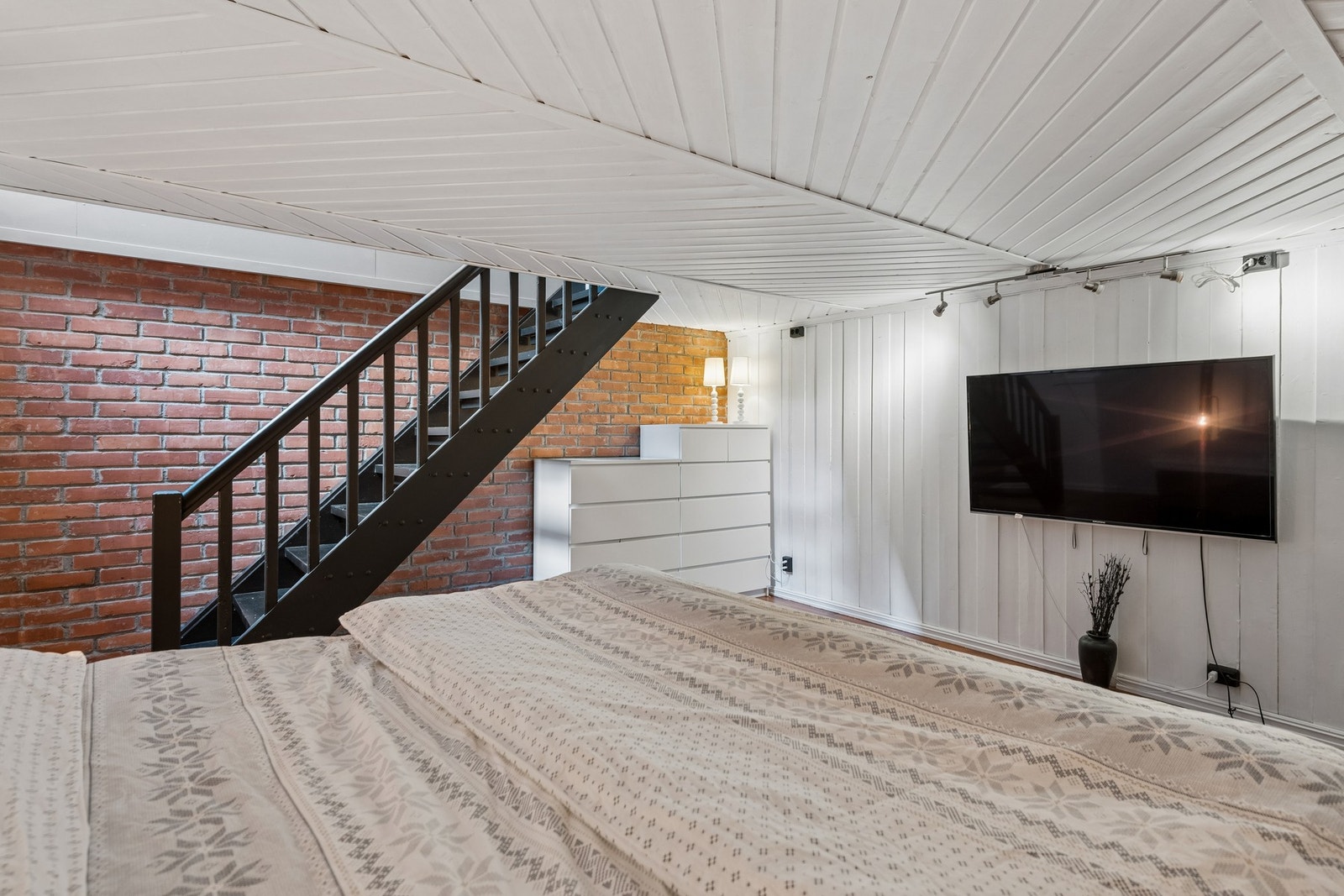 Rom i kjeller er innredet med seng og tv. Rommet tilfredstiller ikke dagens krav til varig opphold. Galleribilde