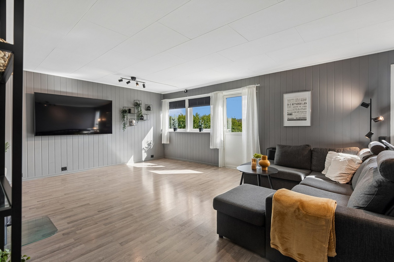 Romslig stue med enkel adkomst til veranda og hage. Galleribilde