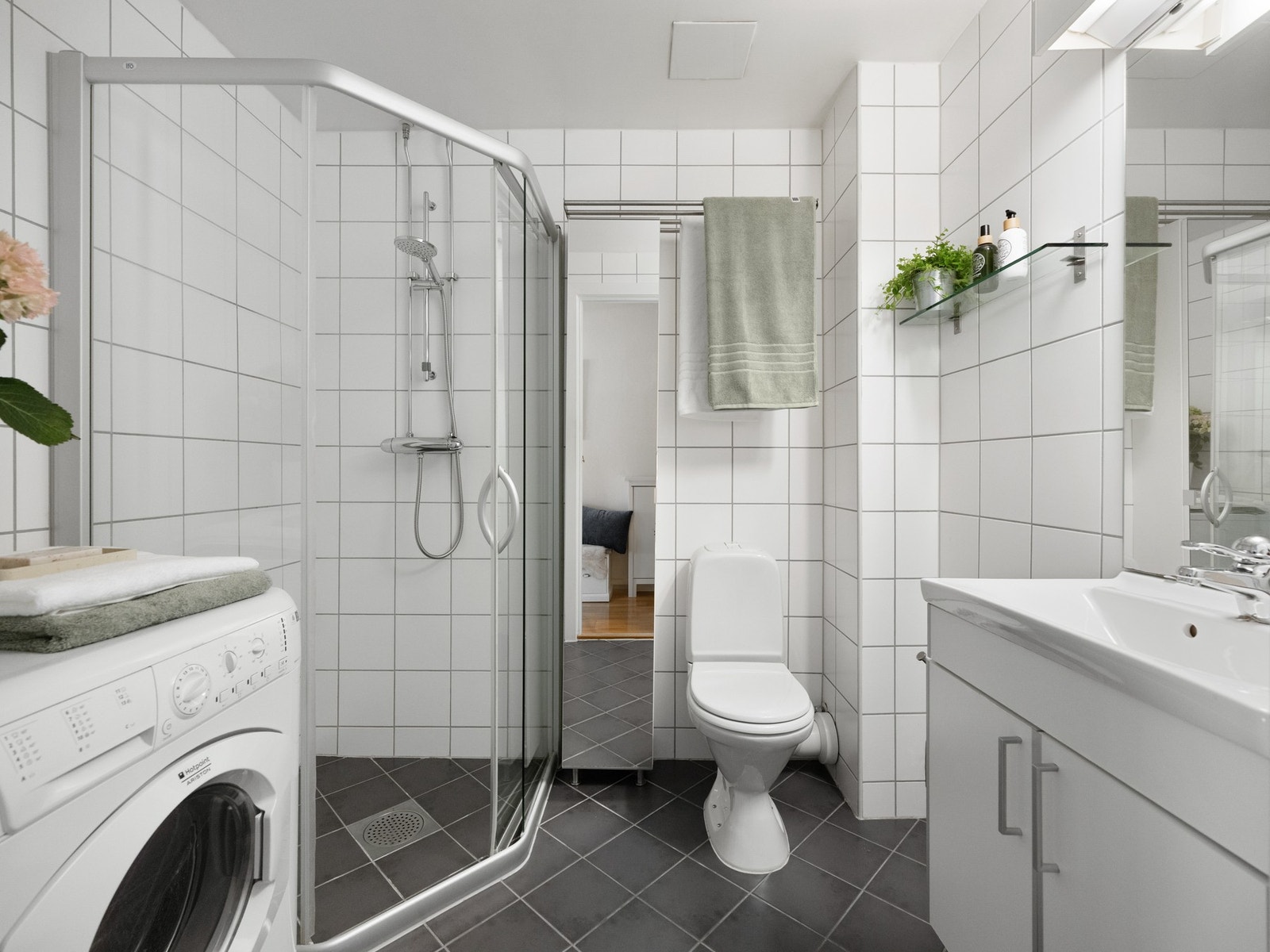 Fra entreen finner vi også inngangen til badet, som ble pusset opp i regi av aksjelaget i 2005. Galleribilde