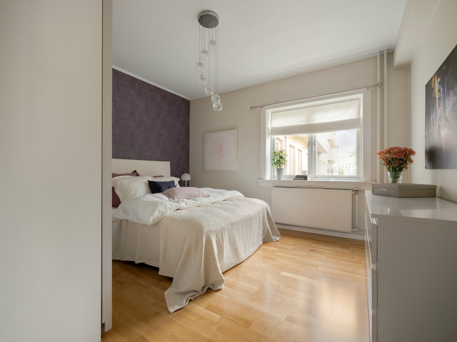 Fra entreen tar vi oss inn til boligens soverom. Galleribilde