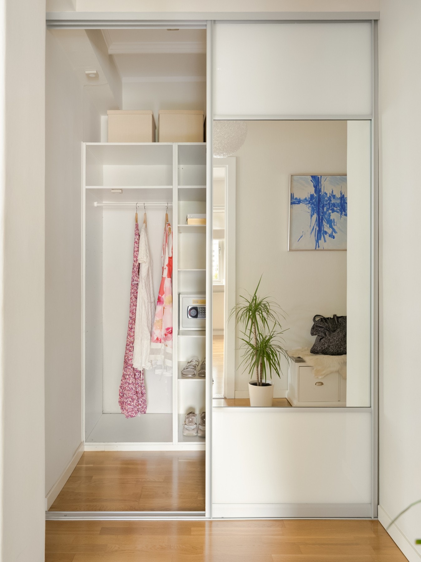 Her finner du også en plassbygd skyvedørsgarderobe. Oppbevaringsplass er det med andre ord rikelig med! Galleribilde