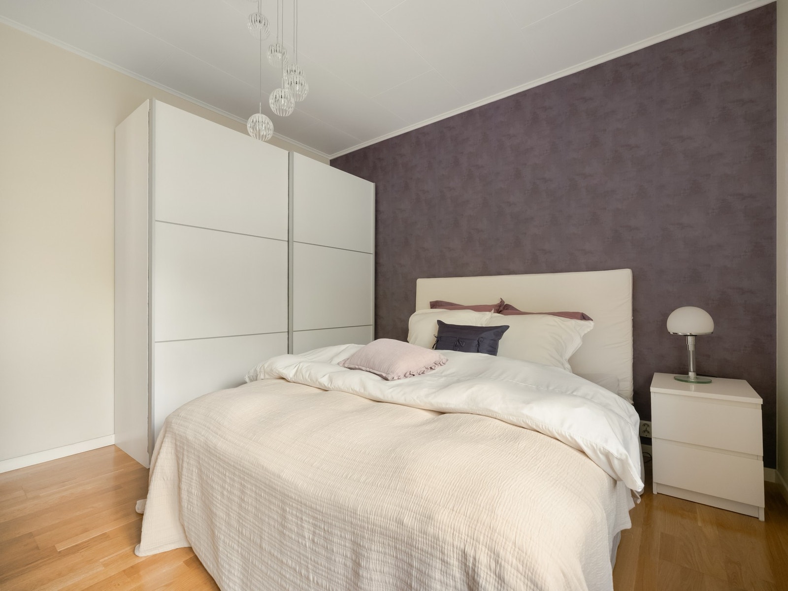 Rommet er av god størrelse og det er rikelig med plass til stor dobbeltseng med nattbord og garderobe. Galleribilde