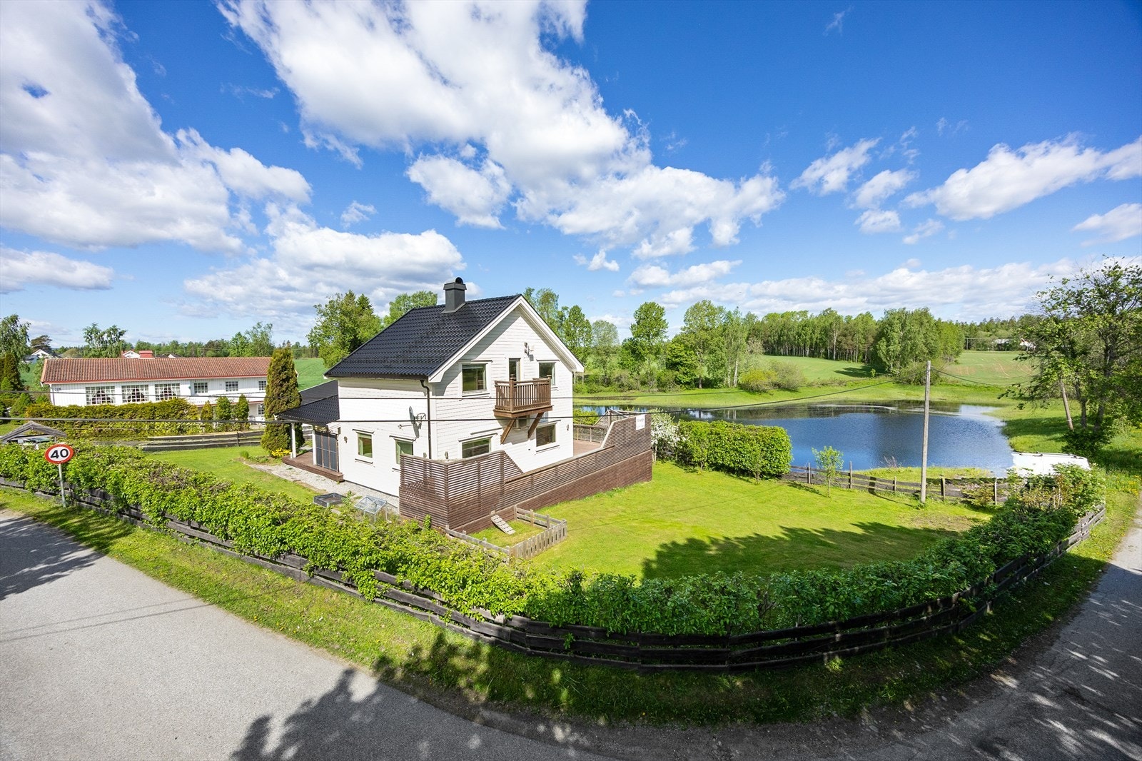 Velkommen til Aurvegen 120! En frittliggende enebolig med garasje og landlig beliggenhet. Galleribilde