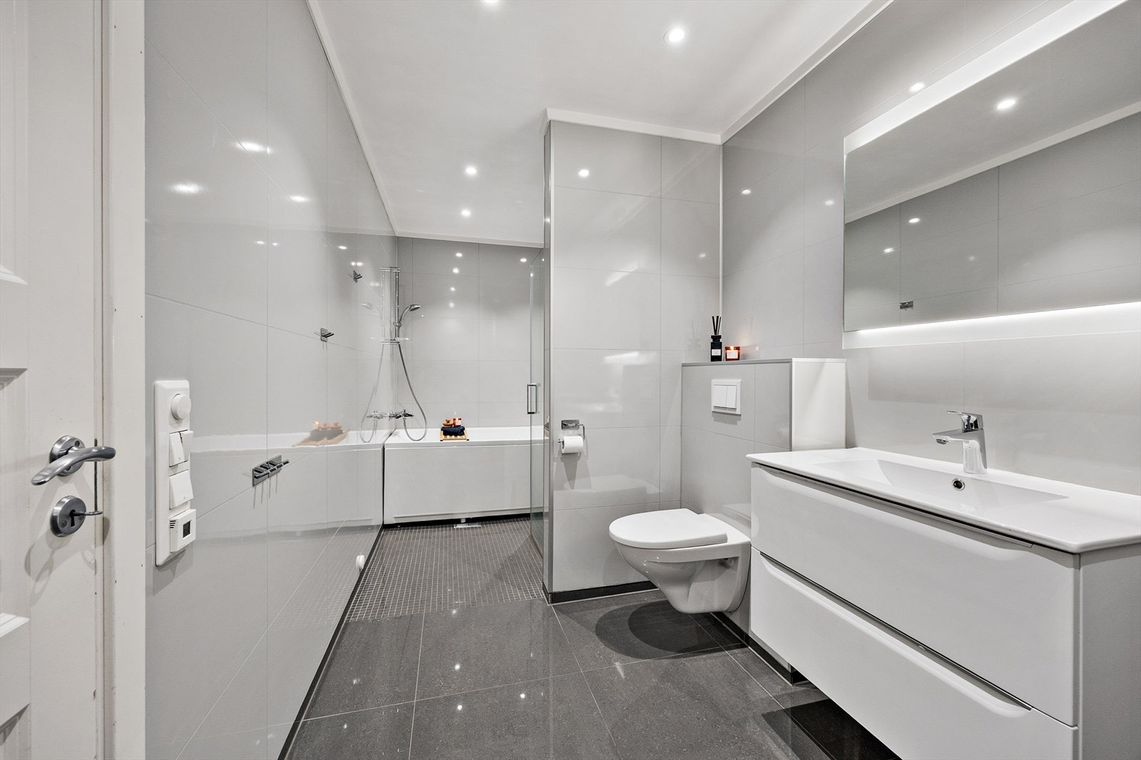 Delikat bad i 1. etasje, fra 2019. Badet har flislagt gulv med gulvvarme, og baderomsplater på veggene. Galleribilde