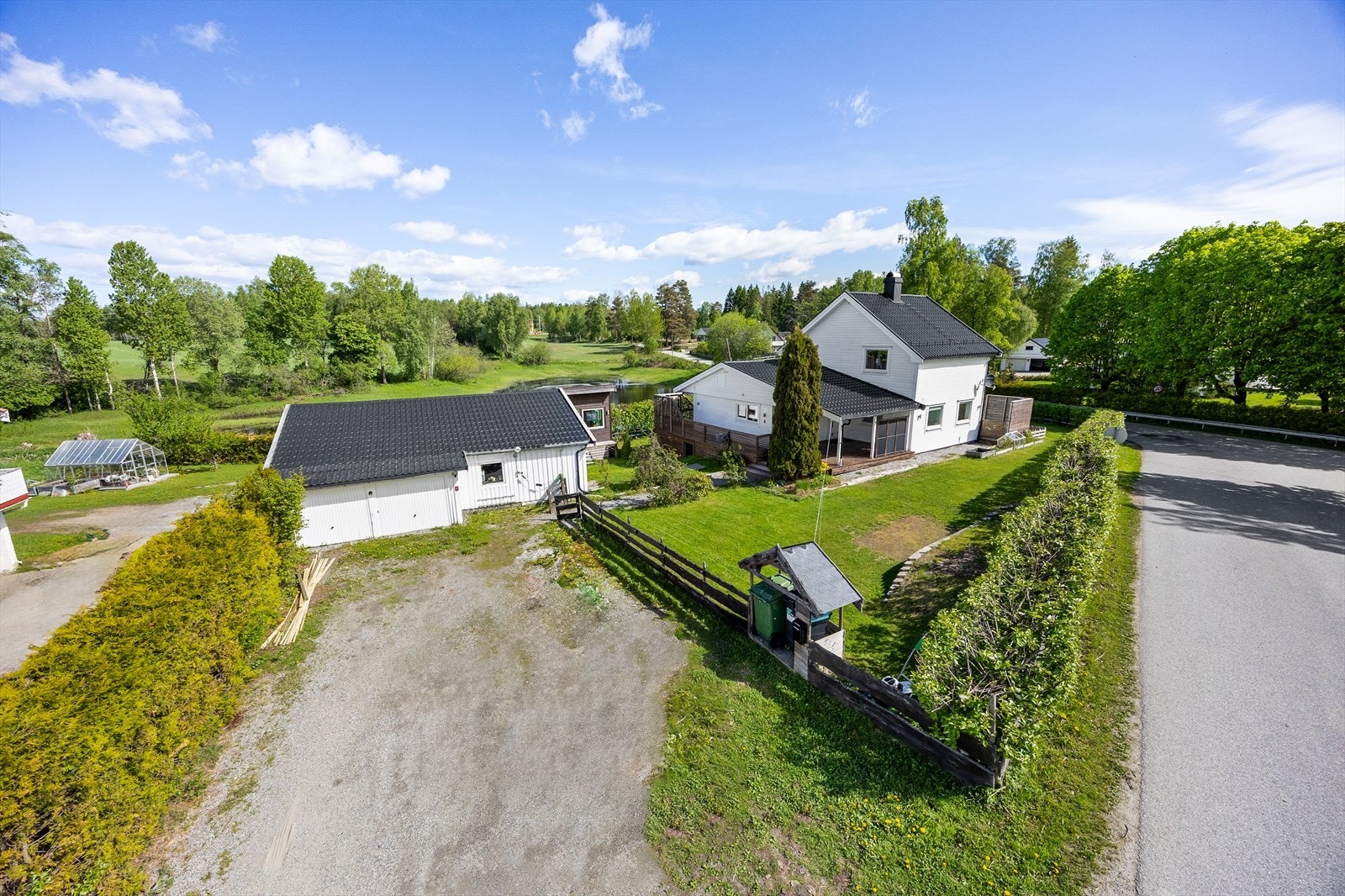 Det er parkeringsmuligheter på egen eiendom og i eldre garasje på eiendommen (i bygg som deles med nabo som har innkjøring nede). Galleribilde
