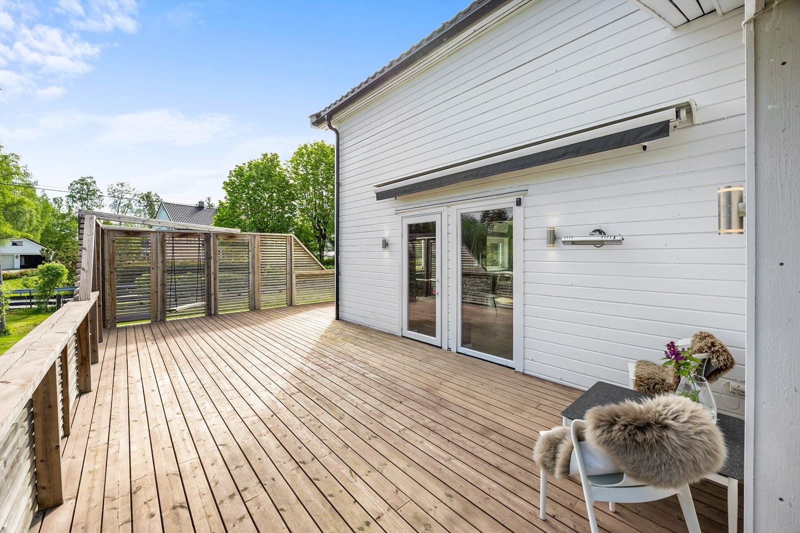 Terrassen er på tilsammen 105 kvm og har tilkomst fra stuen. Det er montert rekkverk og levegg, samt terrassemarkise. Galleribilde