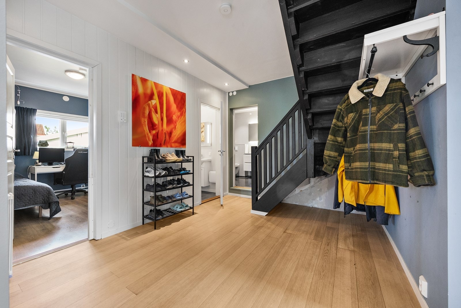 Gang med trapp og plass til å henge fra seg yttertøyet. Galleribilde