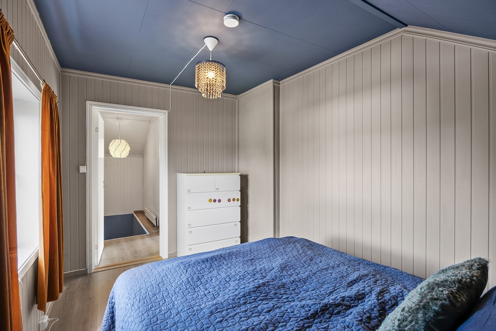 Soverom med plass til seng og garderobeskap. Galleribilde