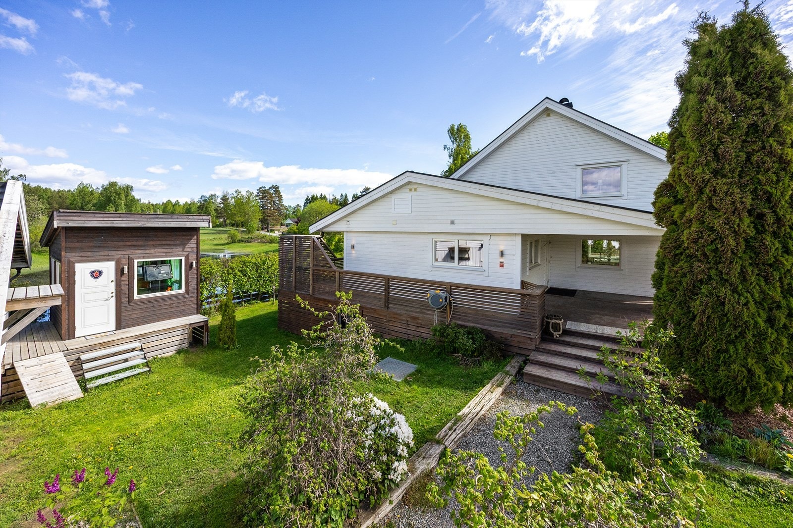 Fasade fremside med inngangsparti under takoverbygg. Galleribilde