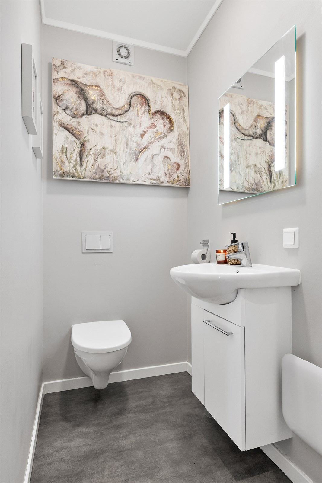 Toalettrom i 1. etasje med wc og servant i servantskap. Galleribilde