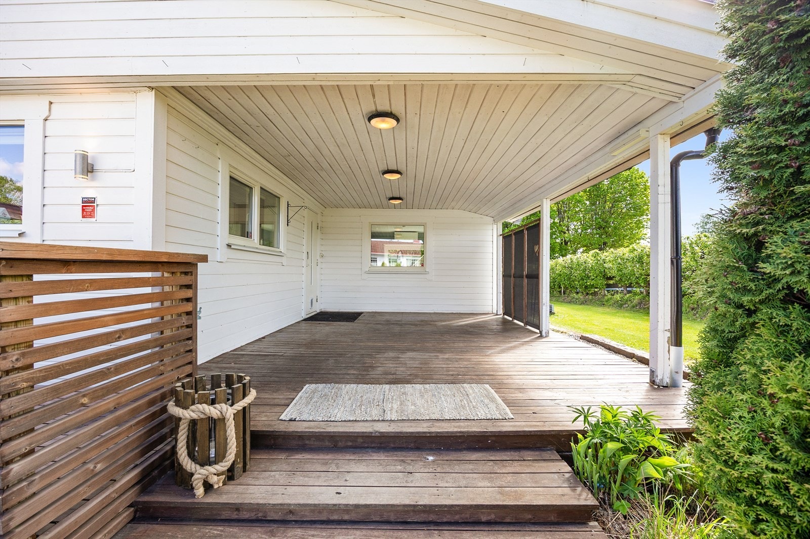 Overbygget terrassedel ved inngangspartiet med belysning. Galleribilde