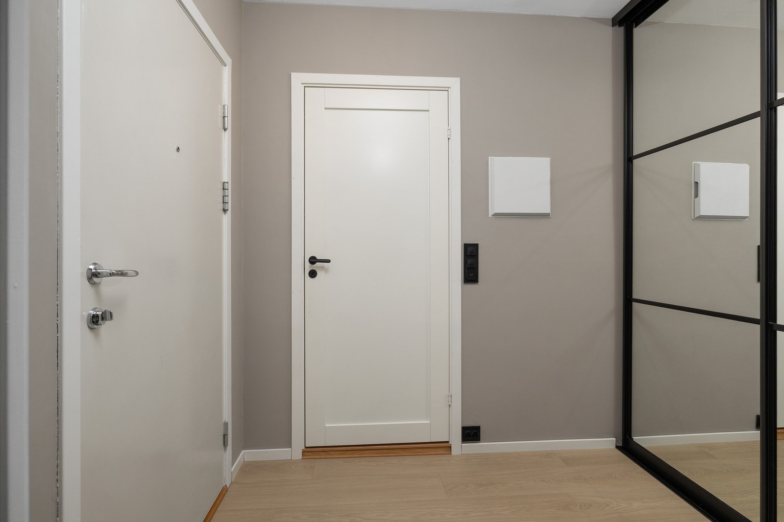 Pent og romslig inngangsparti med skyvedørsgarderobe Galleribilde