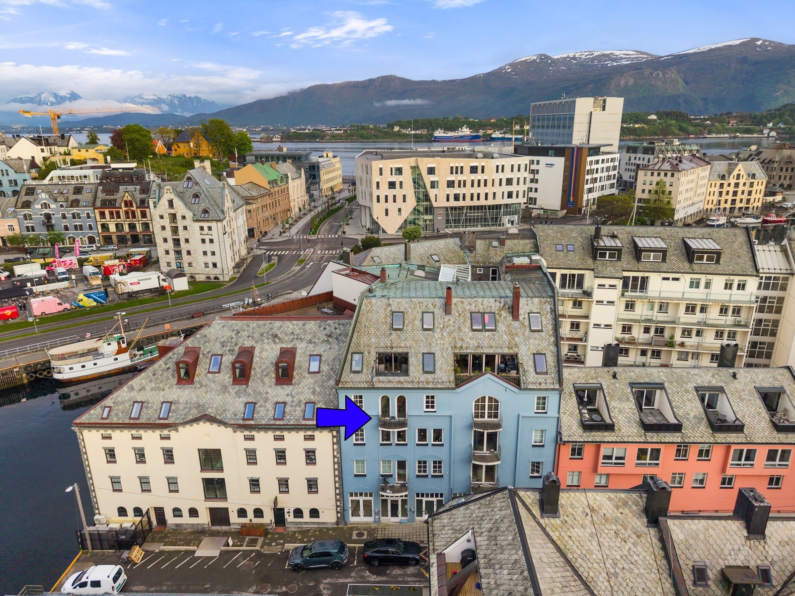 Leiligheten ligger i 4. etasje like ved Brosundet med gangavstand til alt av byens fasiliteter Galleribilde