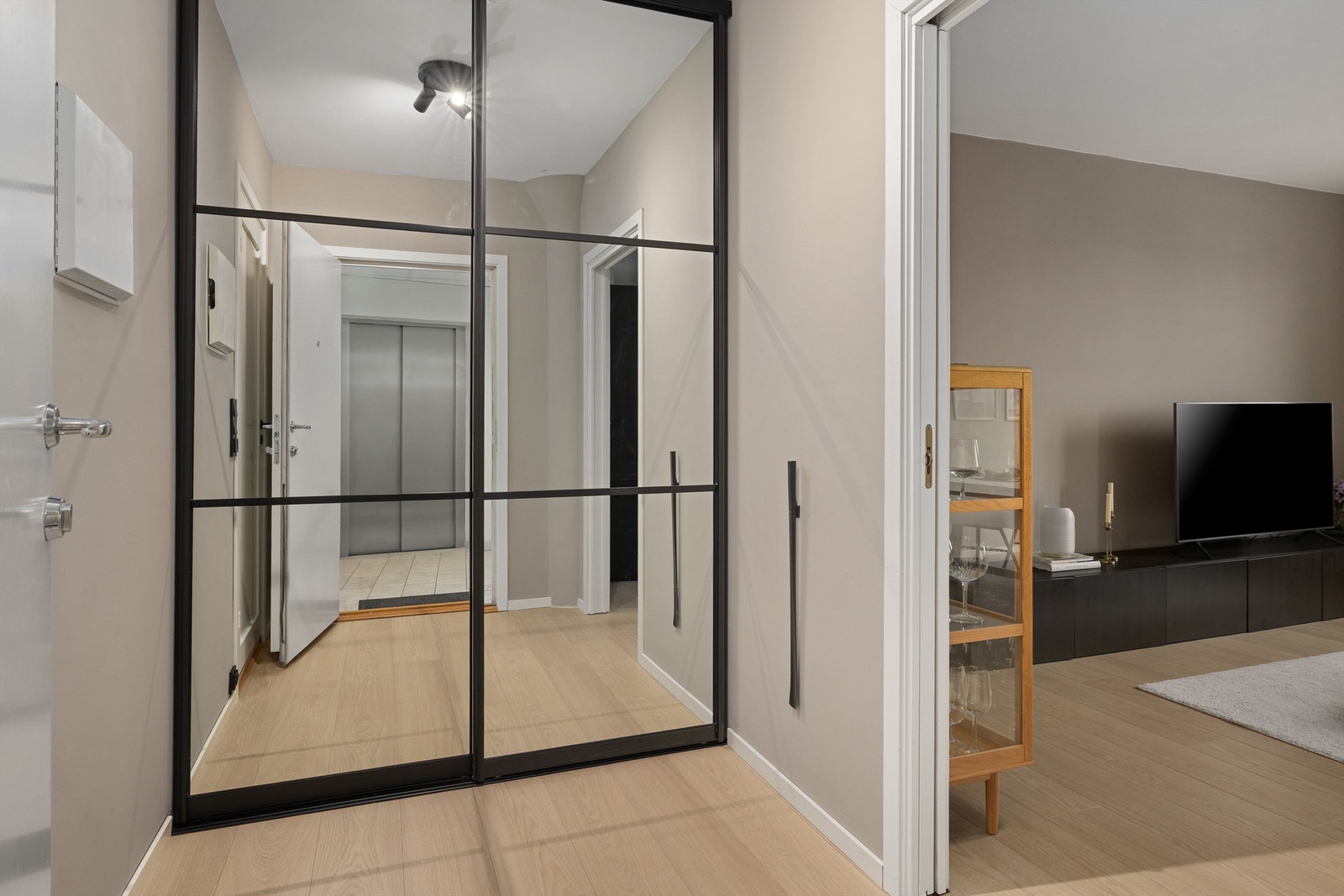 Skyvedørsgarderobe med speildører Galleribilde