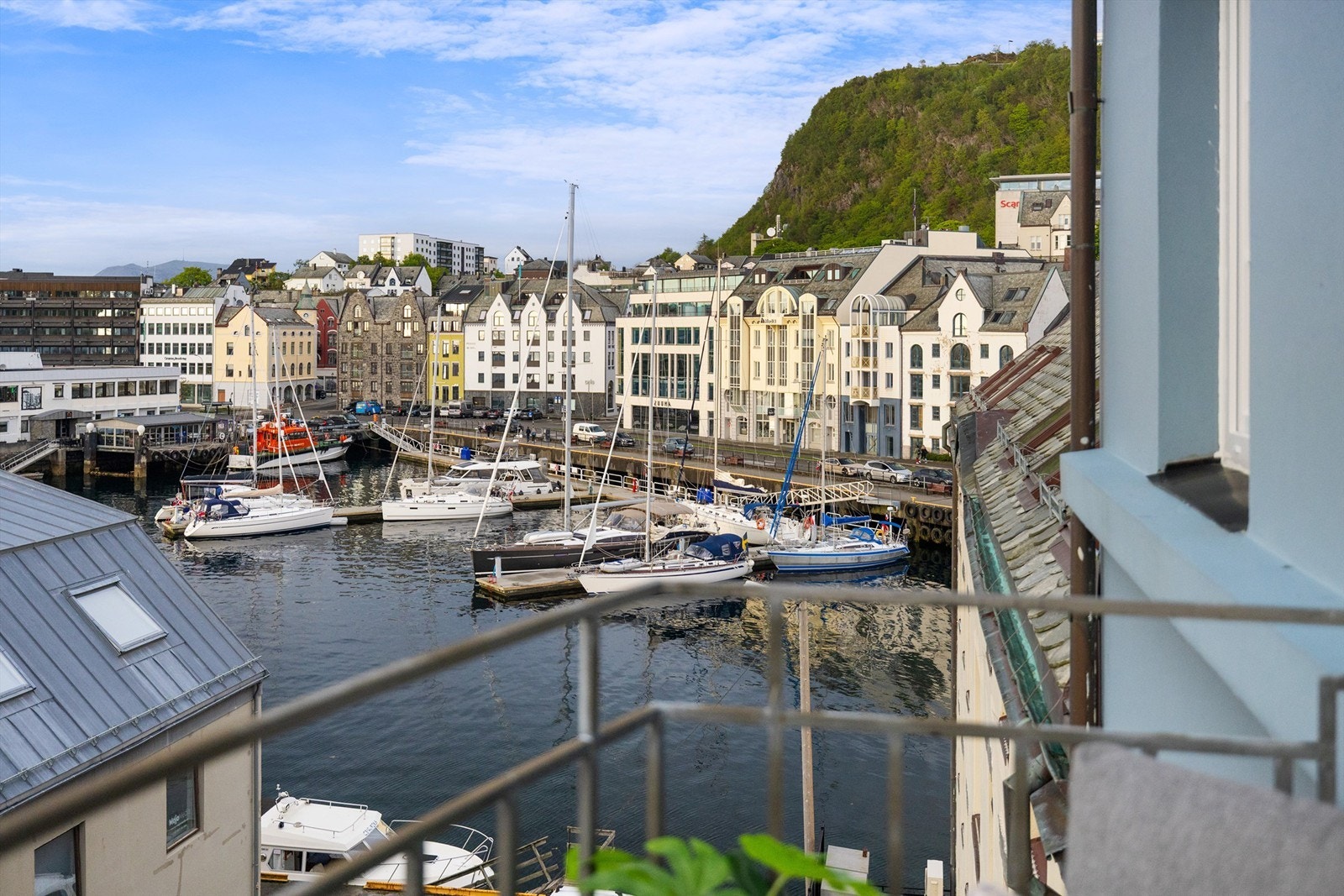 Her kan du følge med på alle båtene som legger til kai i Brosundet Galleribilde