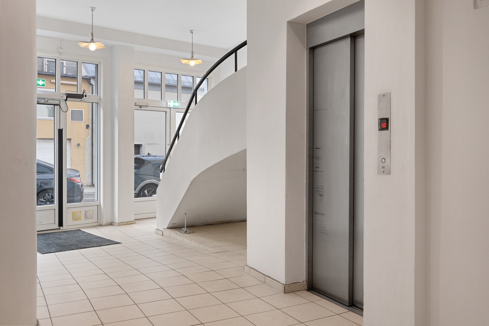 For å komme til leiligheten har du valget mellom å ta trappene eller benytte heisen i bygget Galleribilde