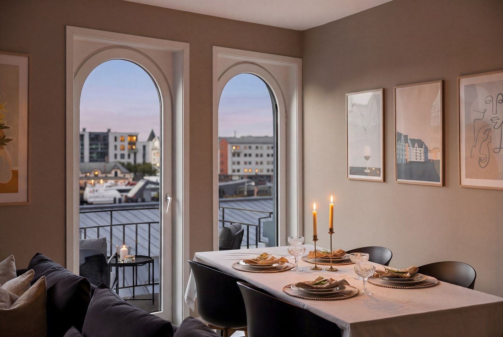 Nyt solnedganger og en bedre middag i godt selskap Galleribilde