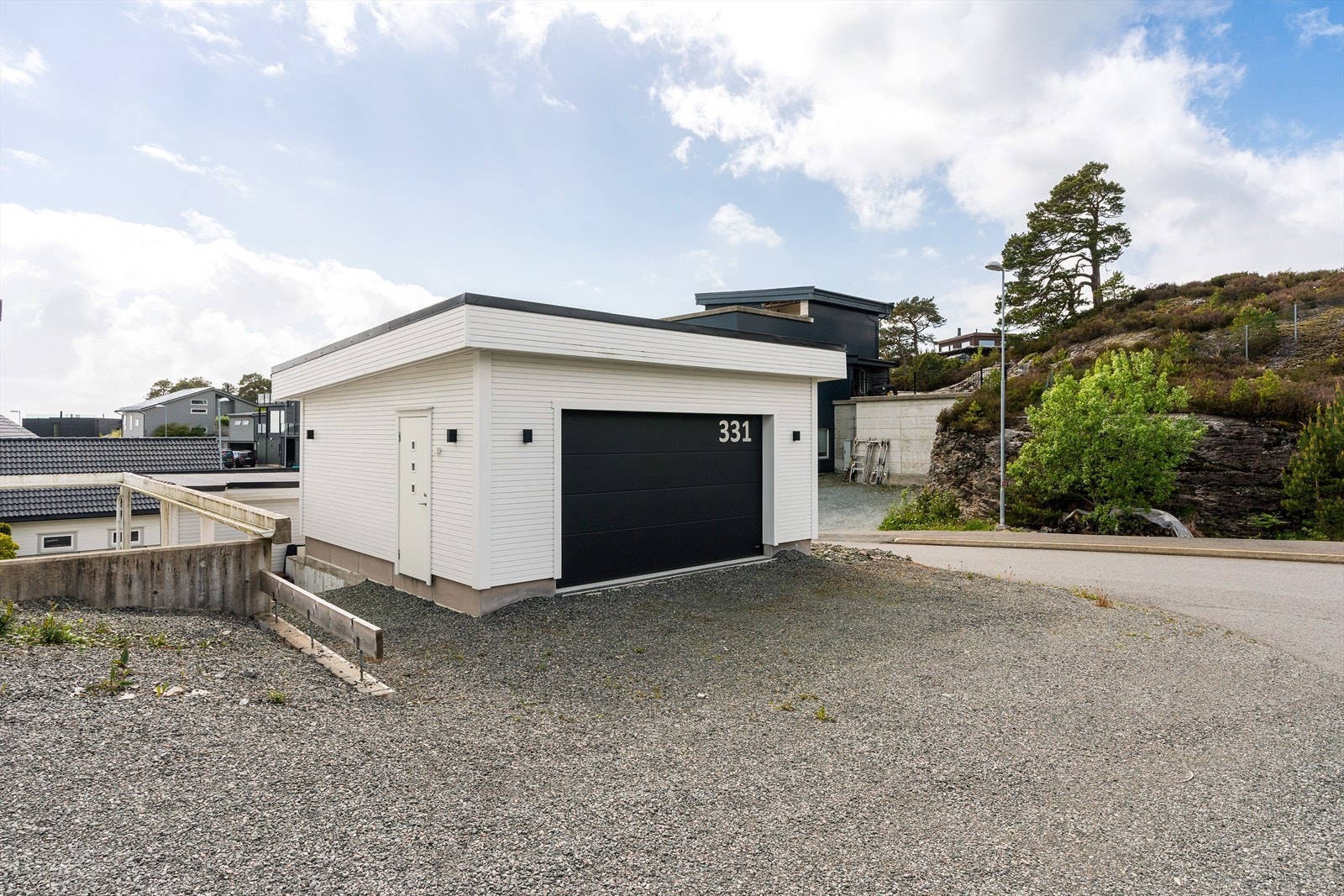 - Garasjen måler 32,5m² og har godt med plass til parkering og oppbevaring - Galleribilde