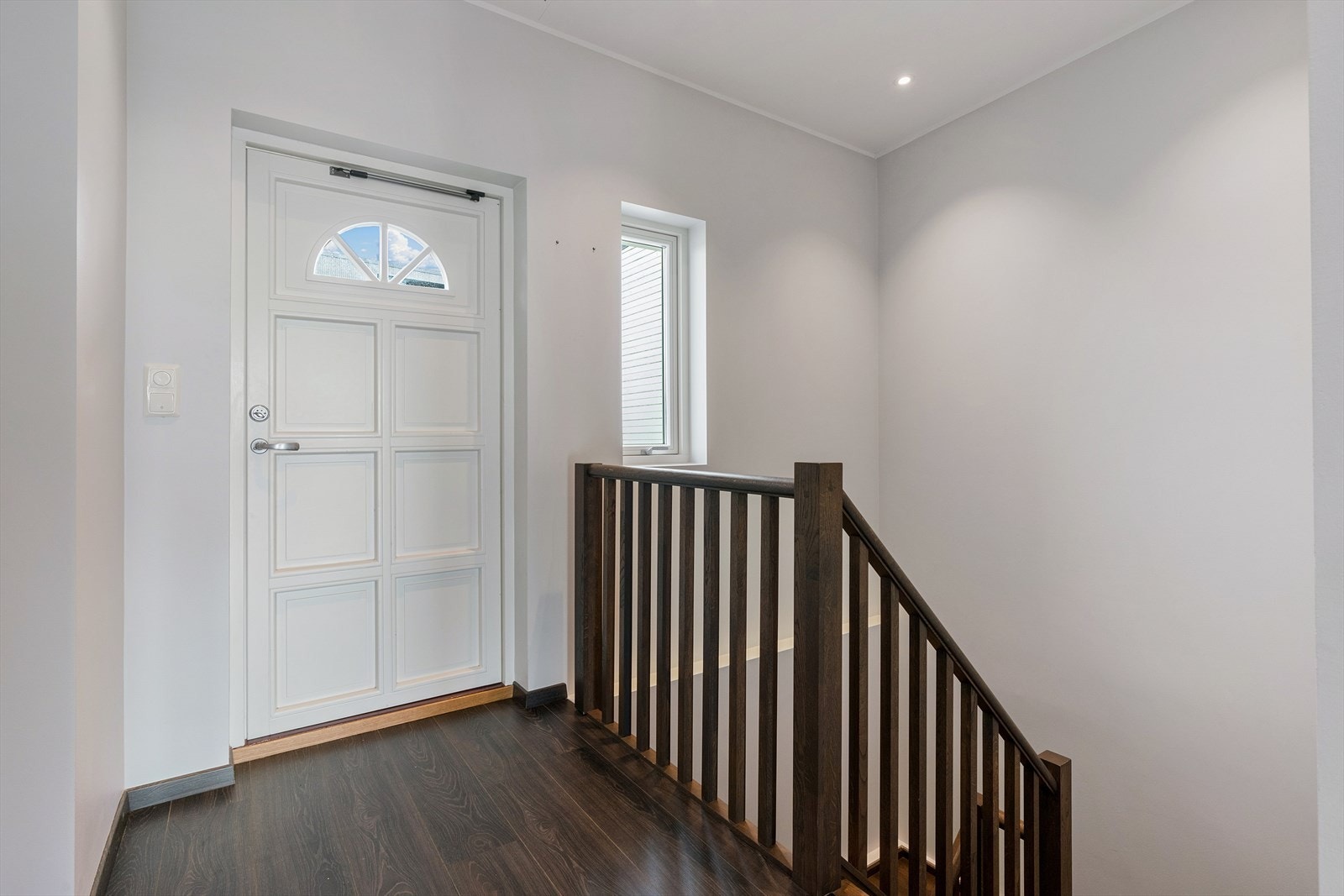 - Entré/trapp måler 7,9m² - Galleribilde
