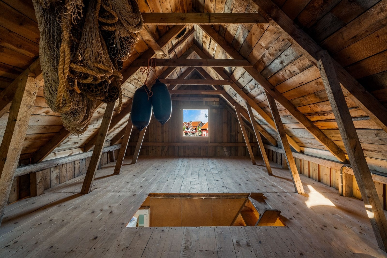 Vinduet på loftet gir naturlig lys og utsikt. Galleribilde
