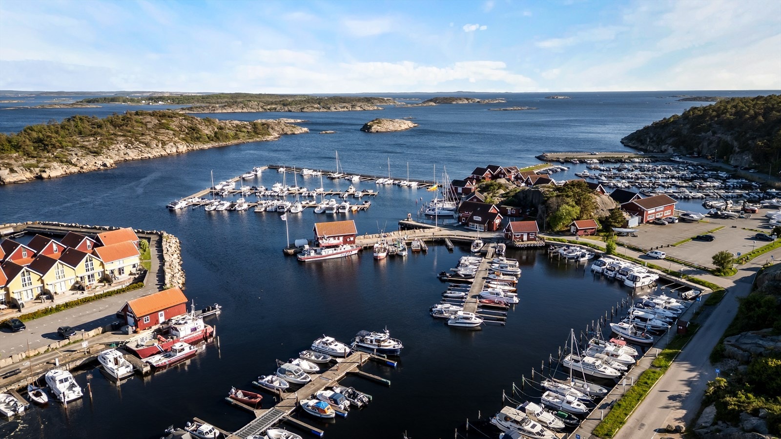 Oversikt over Skjærhalden gjestehavn og det omkringliggende øysamfunnet. Galleribilde