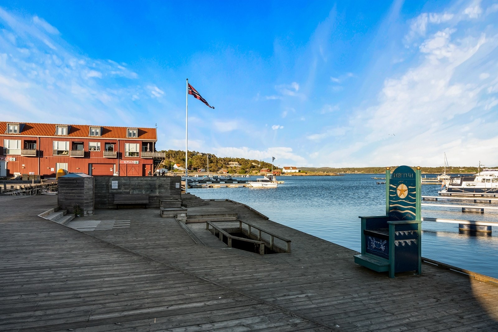 Skjærhalden er kjent for sin sommerstemning med restauranter, kafeer og butikker. Galleribilde