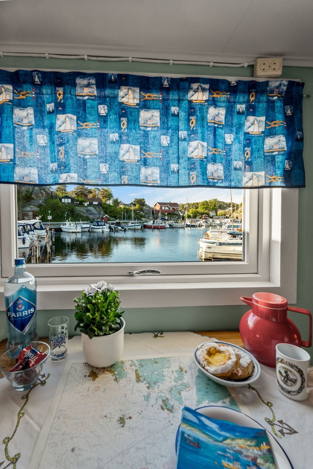 Fra vinduet ser du rett ut på båtlivet i havnebassenget. Galleribilde