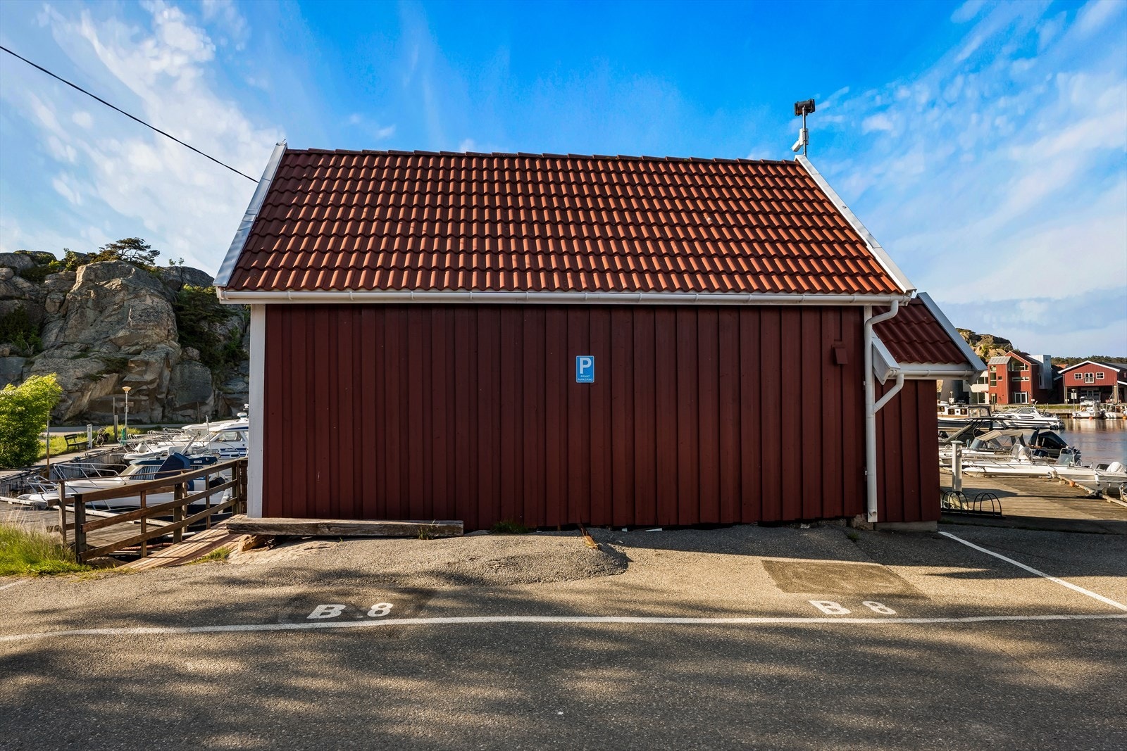 Eiendommen inkluderer to oppmerkede parkeringsplasser på tomten. Galleribilde