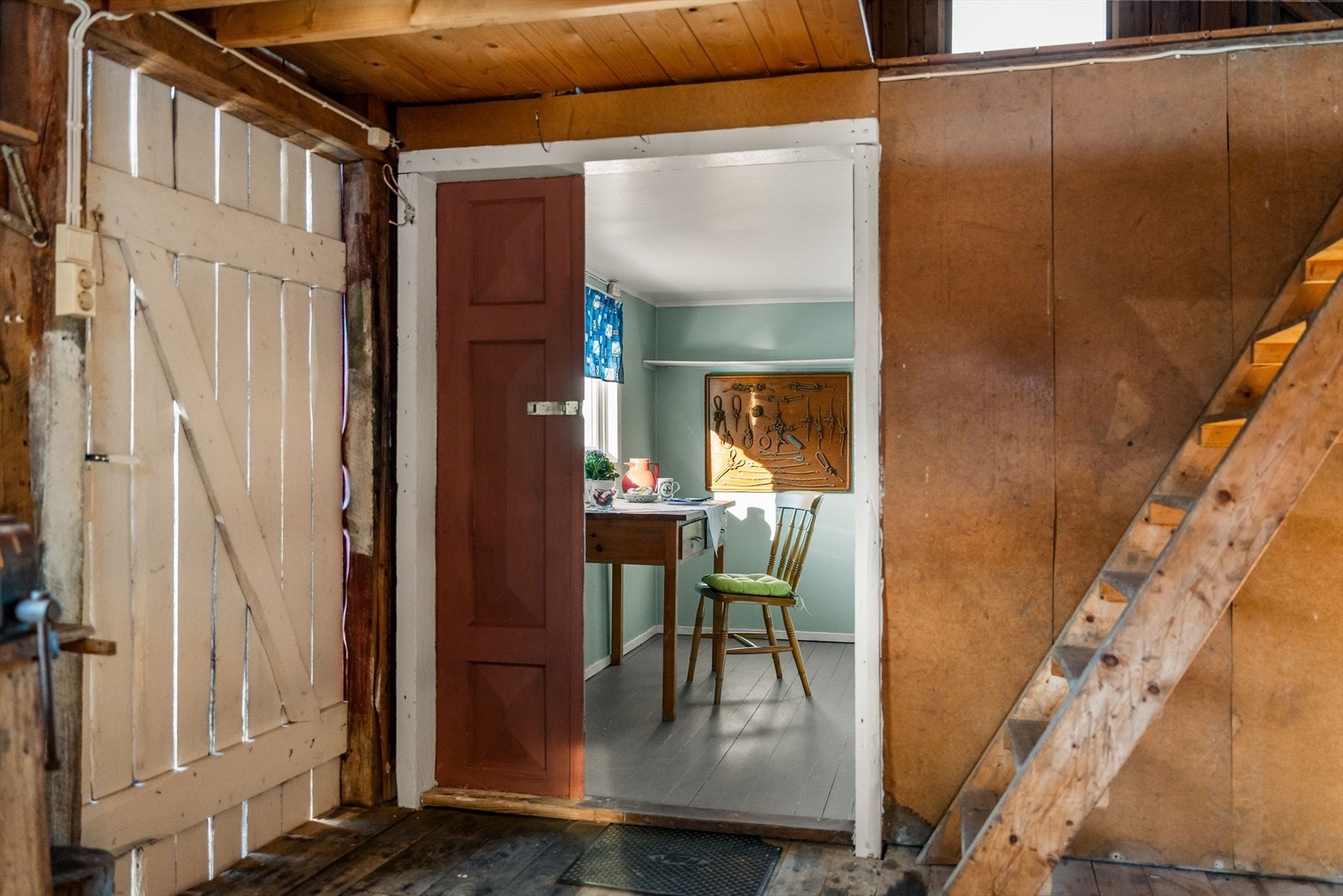 Fra hovedrommet er det inngang til et separat, innredet rom. Galleribilde
