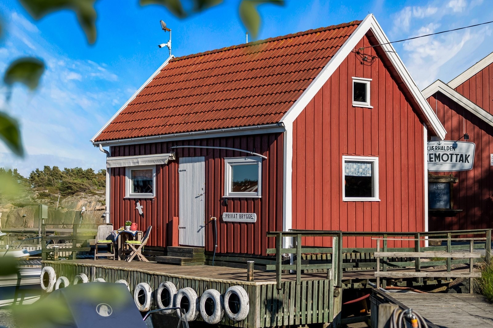 Sjøbuen ligger helt i vannkanten i det populære havnemiljøet. Galleribilde
