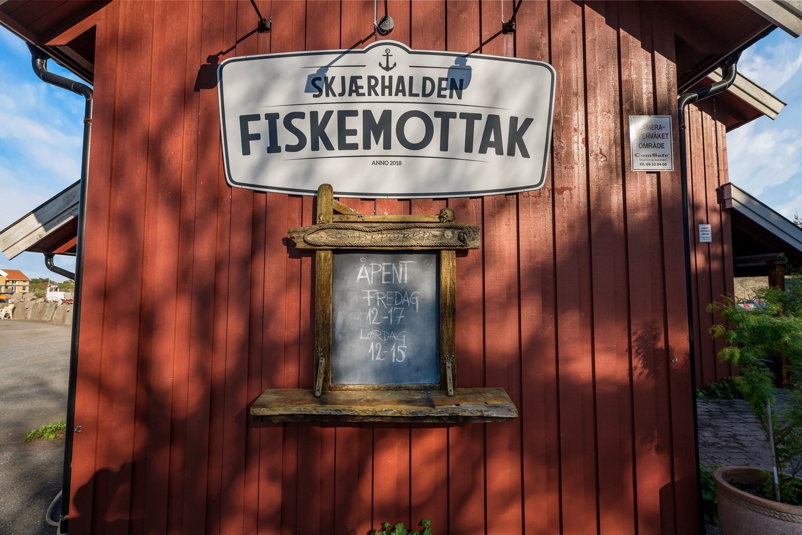 Du befinner deg midt i et levende miljø med servicetilbud som fiskemottak i umiddelbar nærhet. Galleribilde