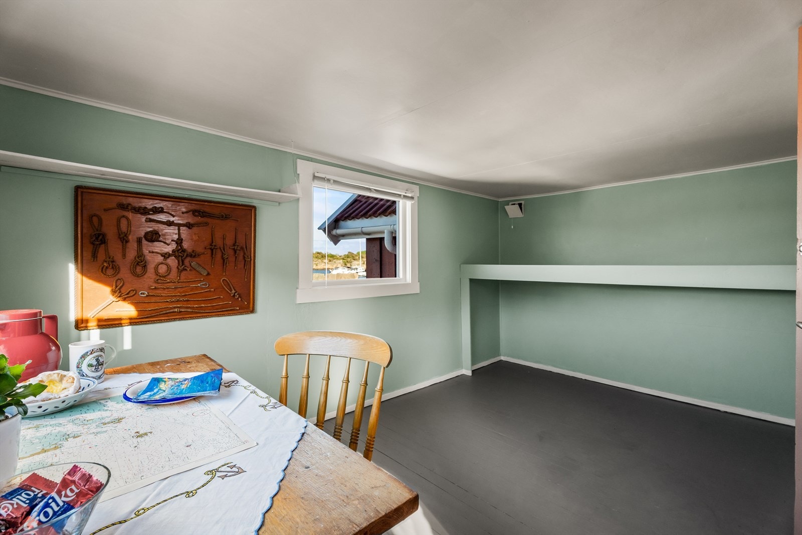 Vinduet slipper inn dagslys og gir utsyn mot nabobebyggelsen. Galleribilde
