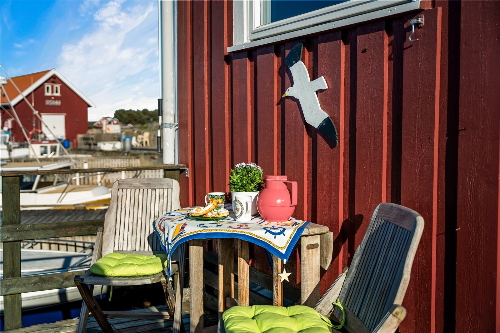 Bryggen har god plass til en sittegruppe for å nyte nærheten til sjøen. Galleribilde