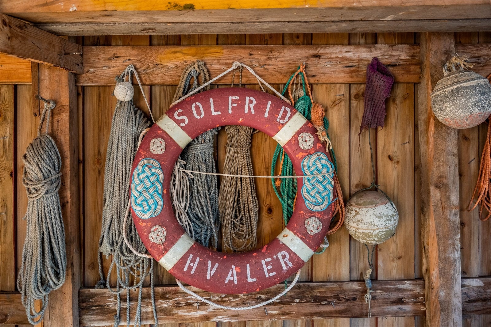Sjøbuens historie og karakter er synlig i detaljene. Galleribilde