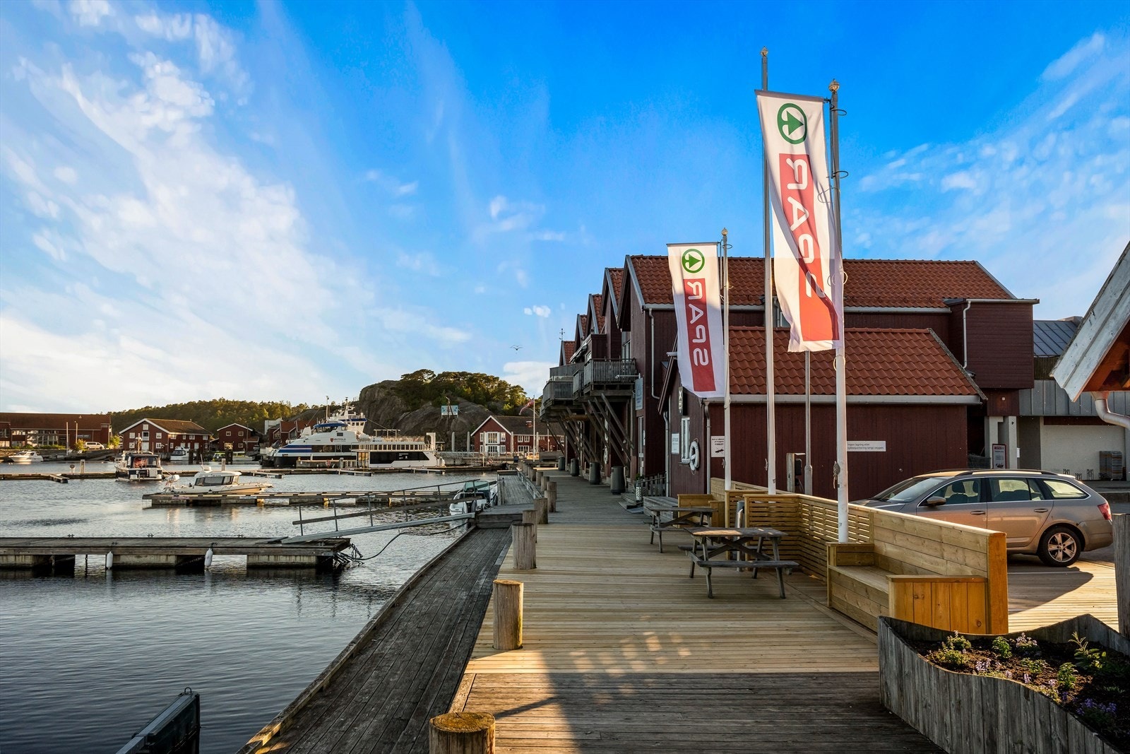 Dagligvarebutikken Spar Skjærhalden ligger en kort spasertur unna langs bryggekanten. Galleribilde