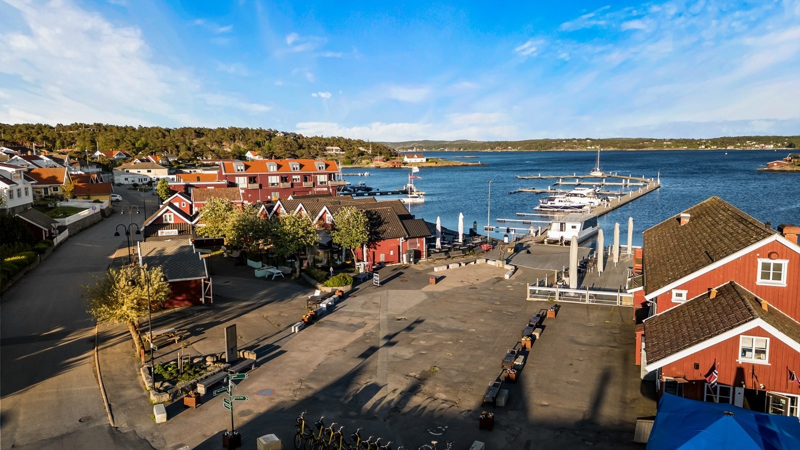 Et levende havnemiljø med en blanding av fritidsbåter og lokal bebyggelse. Galleribilde