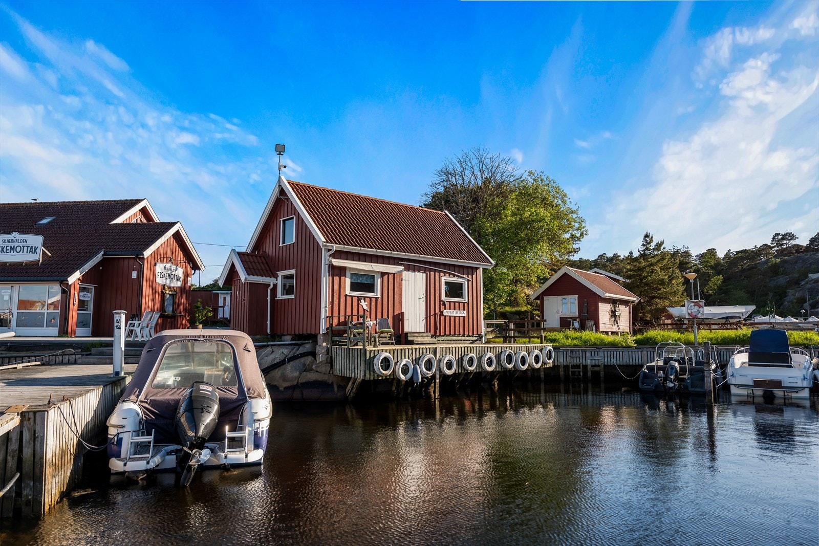 Bygningen er en trekonstruksjon fra 1950, fundamentert på granittblokker og jernbanesviller. Galleribilde