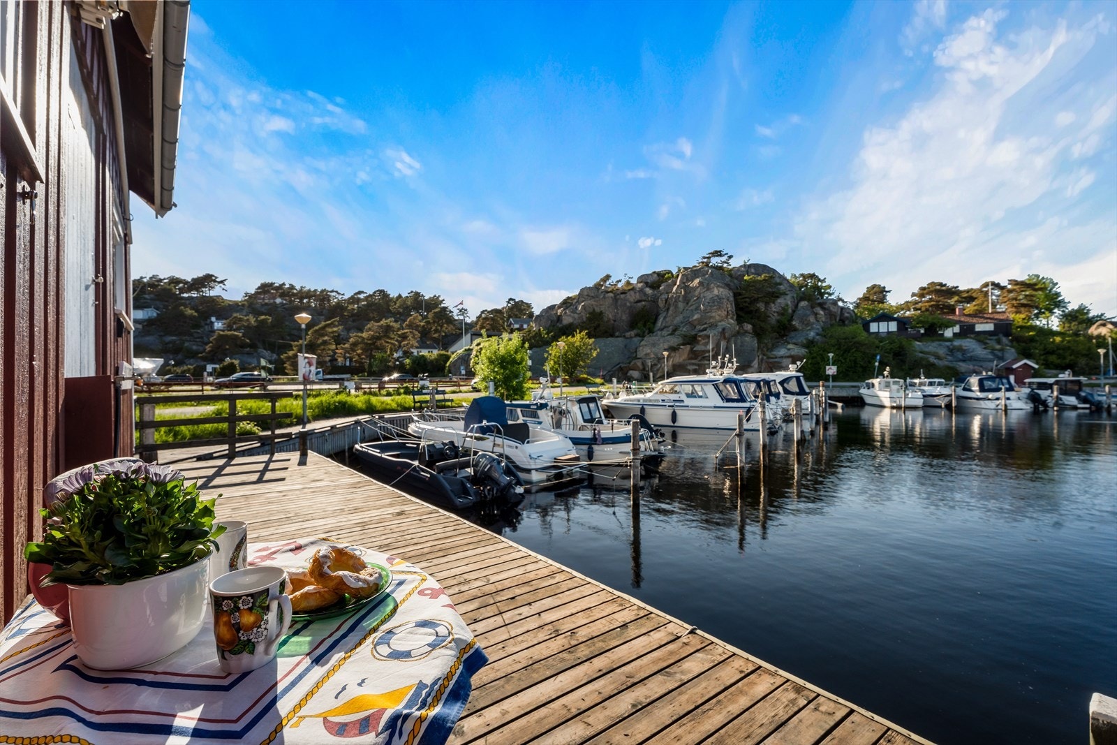 Her sitter du på første rad til det yrende båtlivet i Skjærhalden havn. Galleribilde