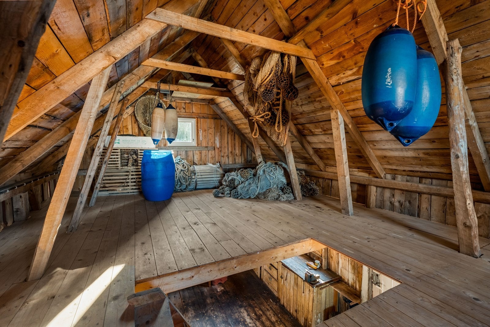 Et stort, åpent loftsrom med tregulv. Galleribilde