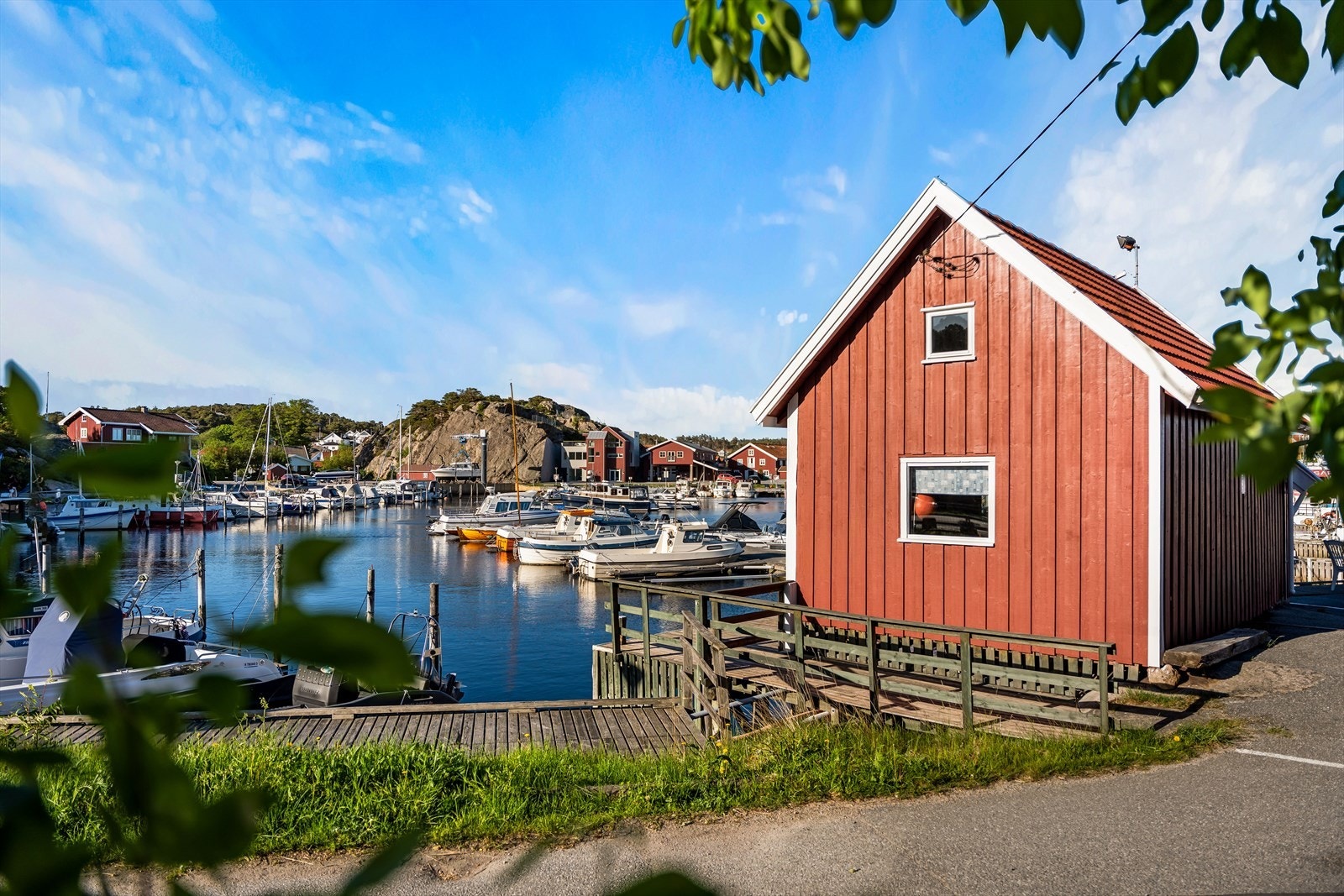 Sjøbuen har en klassisk utforming med stående kledning og tak tekket med betongstein. Galleribilde