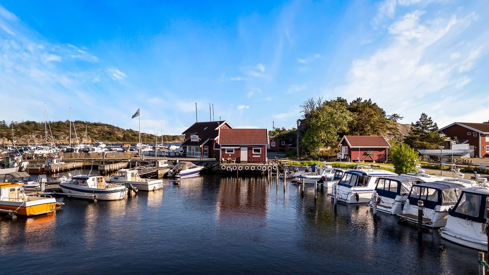 Beliggenheten gir en bred utsikt over Skjærhalden havn. Galleribilde