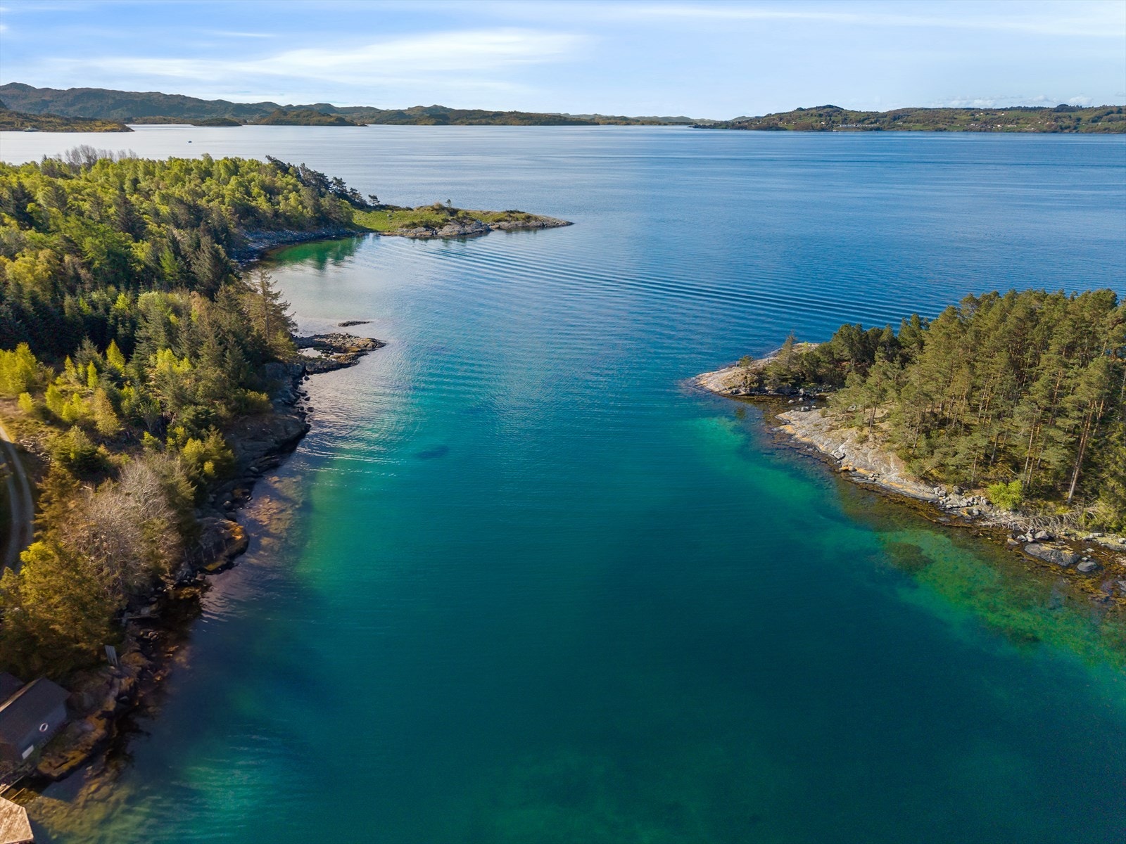 Vidstrakt utsikt over fjorden og øyene rundt. Galleribilde