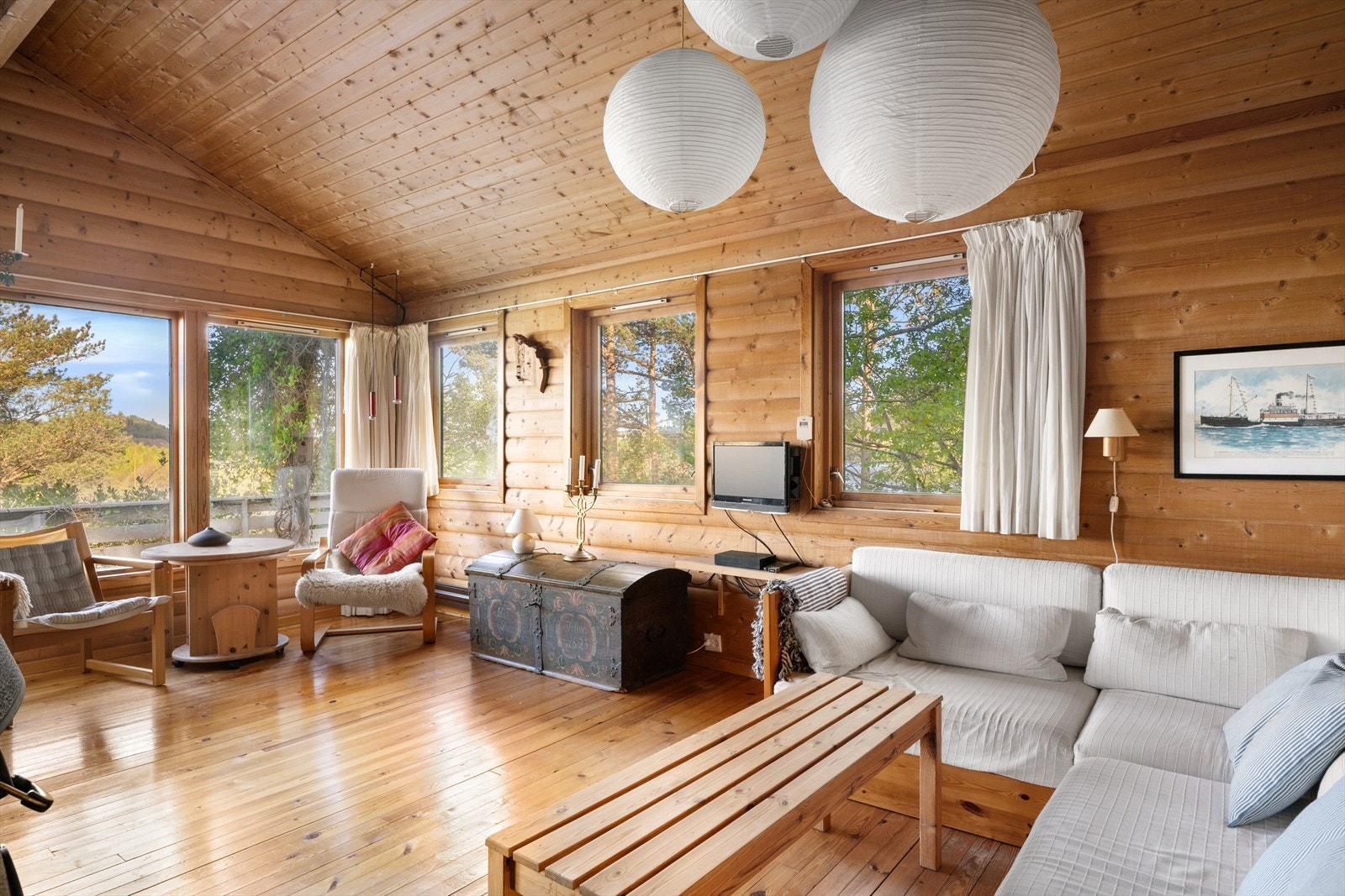 Stuen har god plass til en romslig sofagruppe og er kledd med trepanel på vegger og i himling. Galleribilde
