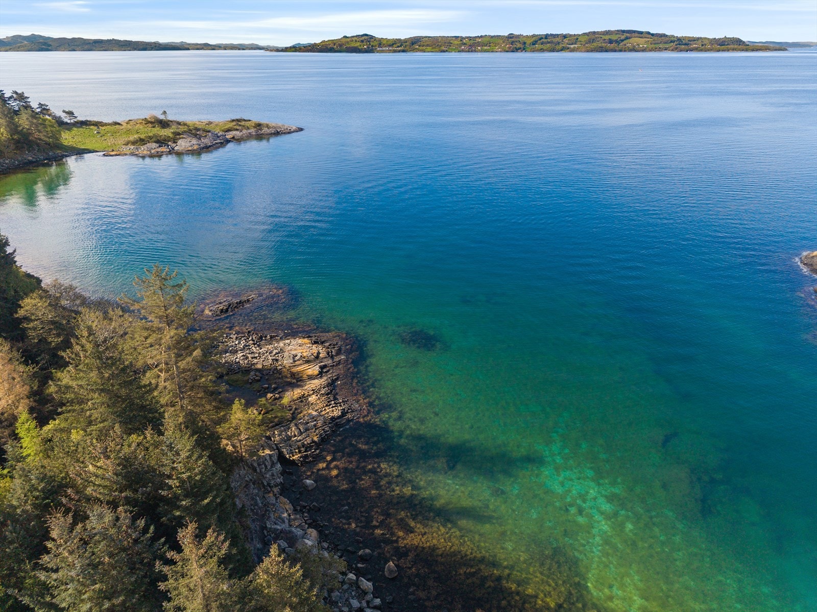 Klar sjø og fine forhold for bading og fiske. Galleribilde