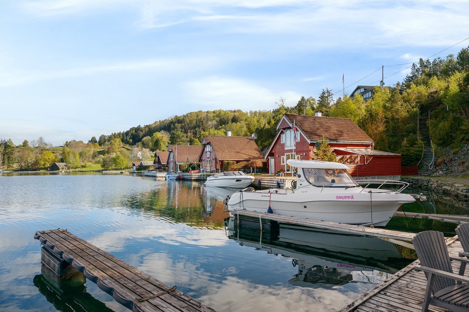 Kort vei til Helgøysund gjestehavn, som tilbyr både drivstoff og matvarer. Galleribilde