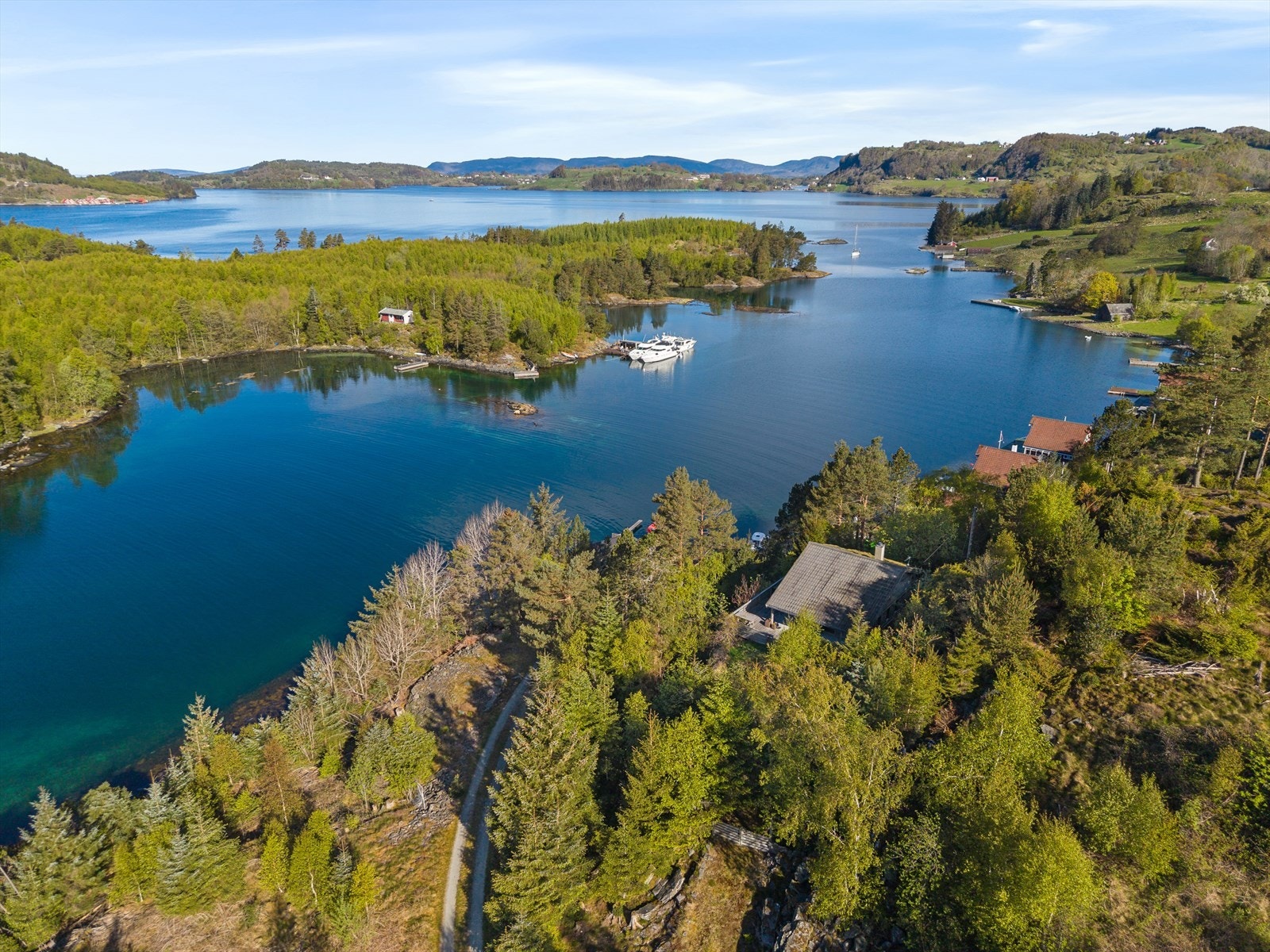 Eiendommen ligger i et populært og veletablert hytteområde. Galleribilde